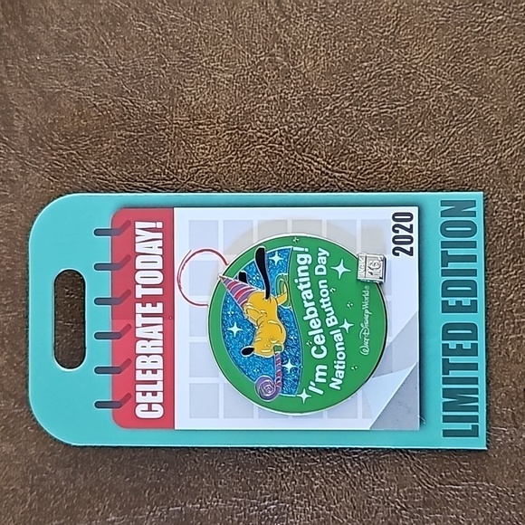 NEW DISNEY PARKS Limited Edition PIN - Picture 1 of 3